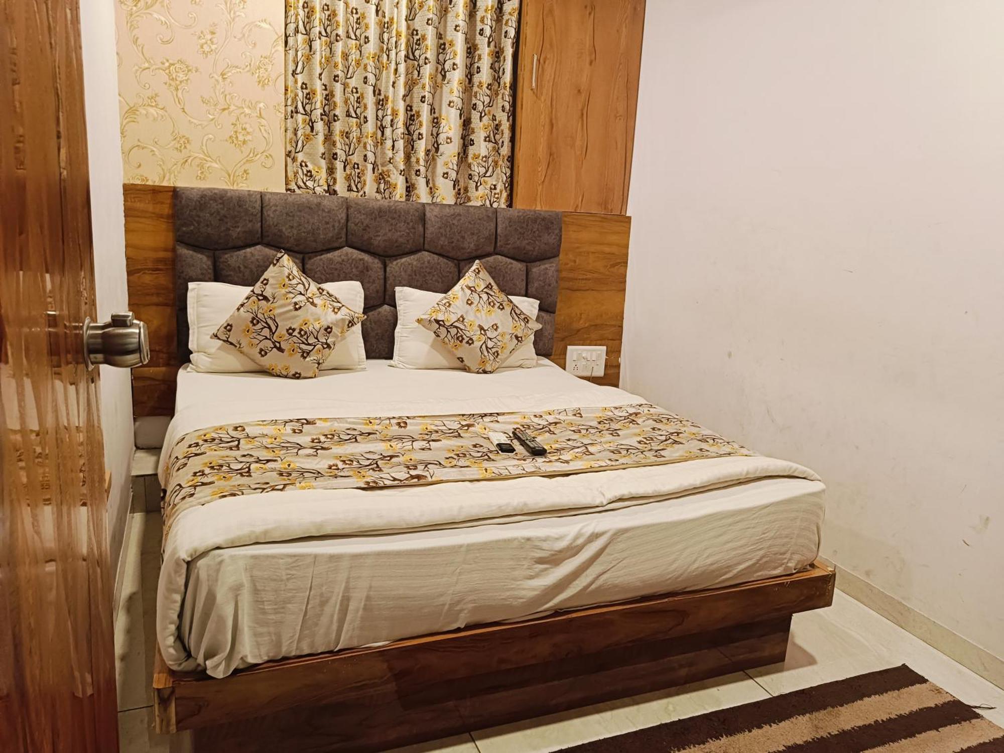 Hotel Mansarovar,巴罗达 外观 照片